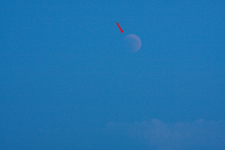 Snímek krátce po spatření Měsíce nad obzorem, pozorování výrazně rušilo světlo oblohy