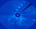 Průlet komety ISON u Slunce. Foto: SOHO, NASA/ESA.